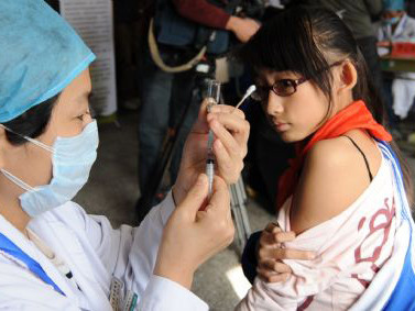 Học sinh tại Bắc Kinh được tiêm chủng miễn phí vắc-xin phòng cúm A/H1N1. Ảnh: THX