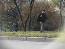 Một cảnh trong đoạn băng mà truyền hình Nga cho rằng trong đó các điệp viên Anh đi lấy tin. (BBC)