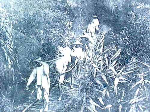 Lên Bà Nà bằng kiệu cách đây 100 năm. Ảnh: T.L