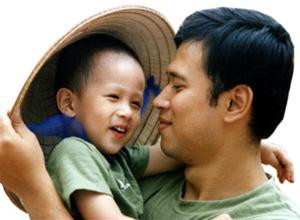 Bố con Long Vũ và Chiếc nón... quai thao Bố con Long Vũ và Chiếc nón... quai thao