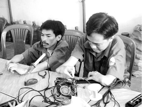 Hai bạn Nguyễn Thành Tài và Sĩ đang làm việc