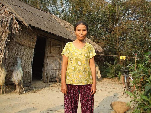 Bà Lê Thị Tâm - thuộc những hộ thoát nghèo trên ngôi nhà tạm bợ