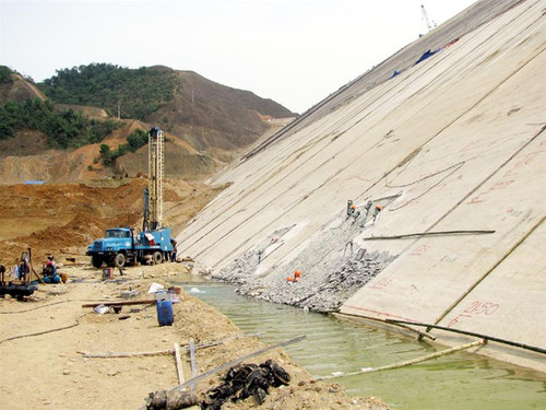 Các vết nứt trên bề mặt bê tông thân đập hồ chứa nước Cửa Đạt (Thanh Hóa) đã được xử lý xong.Ảnh: Hoàng Lam