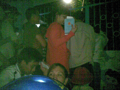 4g30, các phụ huynh ngồi thành hàng, một số người sốt ruột cứ đứng lên ngồi xuống. Ảnh: Tuổi Trẻ 4g30, các phụ huynh ngồi thành hàng, một số người sốt ruột cứ đứng lên ngồi xuống. Ảnh: Tuổi Trẻ