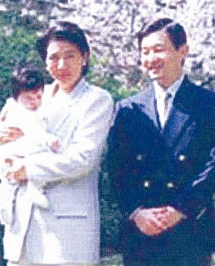 Thái tử Naruhitô, Công nương Maxacô và tiểu công chúa Aikô.