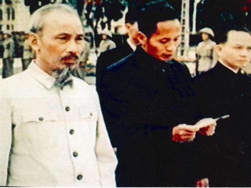 Chủ tịch Hồ Chí Minh với các đồng chí Phạm Văn Đồng và Trường Chinh. Ảnh: Phạm Yên (chụp qua truyền hình Việt Nam)