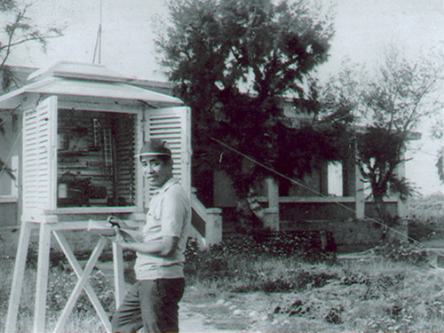 Ông Nguyễn Giáo đang đo nhiệt độ, độ ẩm tại lều máy trạm Khí tượng Hoàng Sa