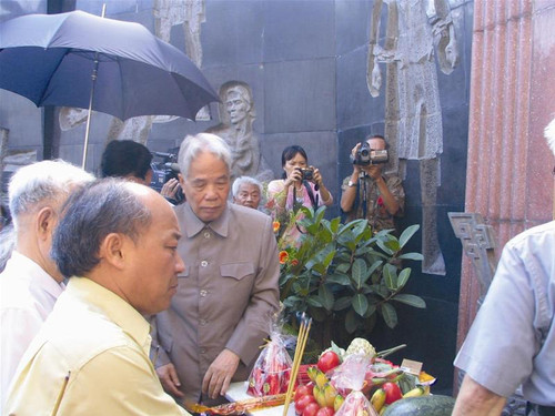 Ngày 31/8/2005, đồng chí đỗ Mười thắp hương trước đài tưởng niệm các chiến sỹ cộng sản đã hy sinh ở Hỏa Lò Ngày 31/8/2005, đồng chí đỗ Mười thắp hương trước đài tưởng niệm các chiến sỹ cộng sản đã hy sinh ở Hỏa Lò