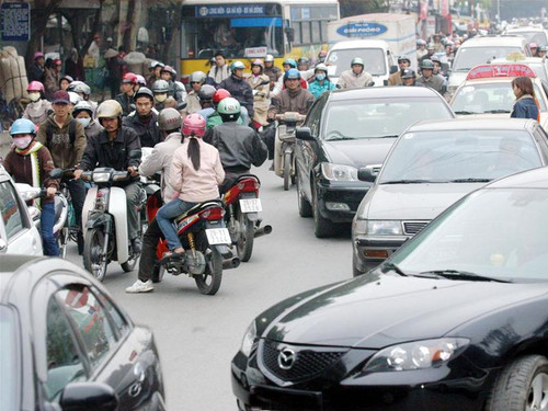 Tăng thuế xe nhập khẩu liệu có giúp hạn chế tắc đường? Ảnh: Phạm Yên