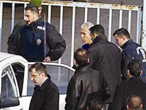 Mehmet Ali Agca bị cảnh sát dẫn độ