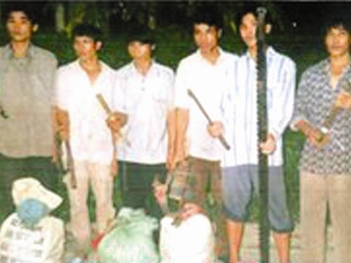 Một số đối tượng bị bắt quả tang khi chặt trộm gỗ pơ mu Một số đối tượng bị bắt quả tang khi chặt trộm gỗ pơ mu