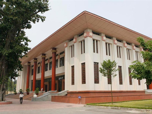 Cây đa cổ thụ trước Hội trường Bộ Quốc phòng Ảnh: Hồng Vĩnh