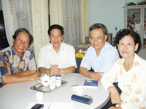 Từ trái qua phải: Ông Nguyễn Thế Hồ, Phạm Ngọc Tuấn, Lê Minh Hùng và bà Xuân Khải.