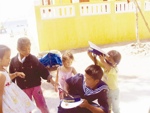 Các em nhỏ trên đảo Song Tử Tây đang chơi đùa với chiến sĩ Hải Quân.