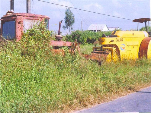 Trên tuyến đường tránh TX Sóc Trăng cỏ đang phủ kín đầu xe máy thi công