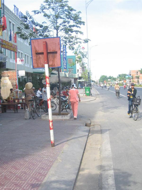 Vỉa hè đường Điện Biên Phủ - nơi ban đêm nhộn nhịp gái bán hoa