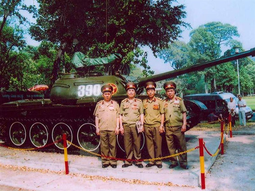 (Từ trái qua phải) Vũ Đăng Toàn, Ngô Sĩ Nguyên, Lê Văn Phượng, Nguyễn Văn Tập bên xe tăng 390 đang trưng bày tại Dinh Thống Nhất