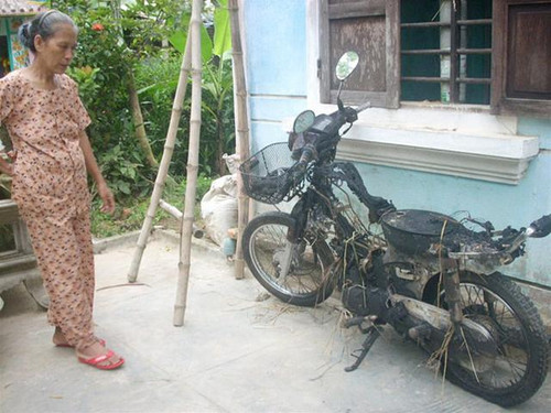 Chiếc xe máy bị lửa rơm ven đường thiêu rụi