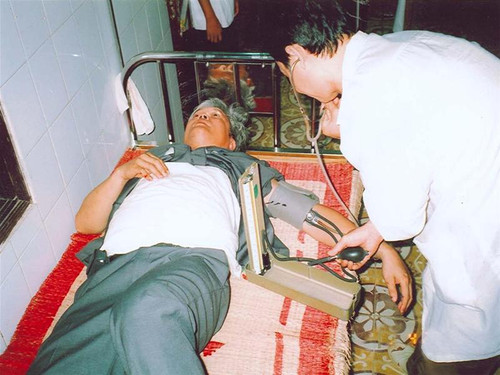 ông Trần Quốc Bình tại Bệnh viện tỉnh Phú Thọ, tối 27/5/06 ông Trần Quốc Bình tại Bệnh viện tỉnh Phú Thọ, tối 27/5/06