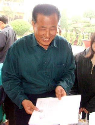 Nguyễn Thập Nhất nhận quyết định đặc xá sáng nay. Ảnh: Hà Trường.