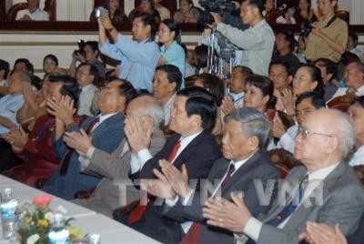 Các đại biểu dự buổi lễ đón nhận Huân chương Sao Vàng của Hội nhà văn VN tại Nhà hát lớn Hà Nội. Ảnh :Trọng Đức-TTXVN.