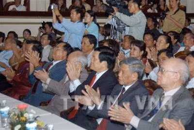 Các đại biểu dự buổi lễ đón nhận Huân chương Sao Vàng của Hội nhà văn VN tại Nhà hát lớn Hà Nội. Ảnh :Trọng Đức-TTXVN. Các đại biểu dự buổi lễ đón nhận Huân chương Sao Vàng của Hội nhà văn VN tại Nhà hát lớn Hà Nội. Ảnh :Trọng Đức-TTXVN.