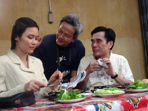 Đạo diễn Quốc Trọng (giữa) đang chỉ đạo một cảnh quay Đạo diễn Quốc Trọng (giữa) đang chỉ đạo một cảnh quay