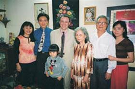 Paul (thứ ba từ trái sang) và gia đình bà Thuý. Bà Thuý, nguyên mẫu bức "Em Thuý", đứng ngay cạnh Paul.