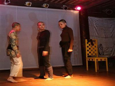 Trình diễn thơ, hoạt động đầu tiên trong lĩnh vực văn chương do Hội đồng Anh tổ chức, sẽ diễn ra thường kỳ vào thứ Sáu đầu tiên hàng tháng tại HN. (Ảnh: Nguyễn Việt Thanh).