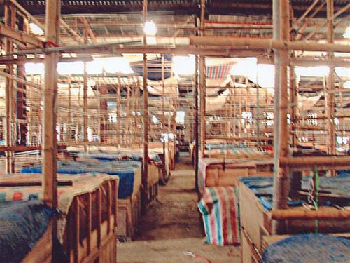 Những quầy hàng trống trơn