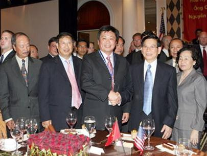 Chủ tịch nước Nguyễn Minh Triết cùng phu nhân với bà con Việt kiều tại tiệc chiêu đãi tối 22/6 ở St Regis Resort - Ảnh: TTXVN