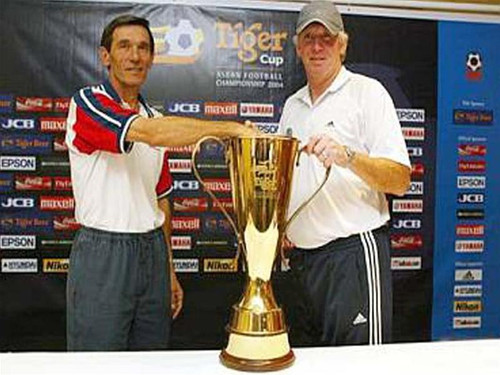 Avramovic (trái) sẽ nhanh tay hơn Peter Withe?