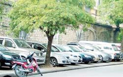 Hàng loạt xe nằm chờ khách tại chợ ô tô cũ Phùng Hưng.