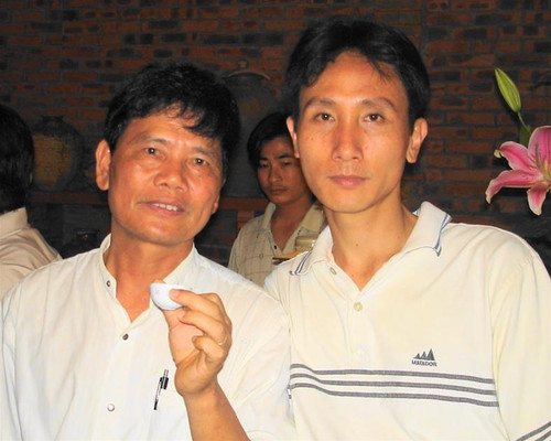 Nhà văn Dương Hướng (trái) và tác giả bài viết