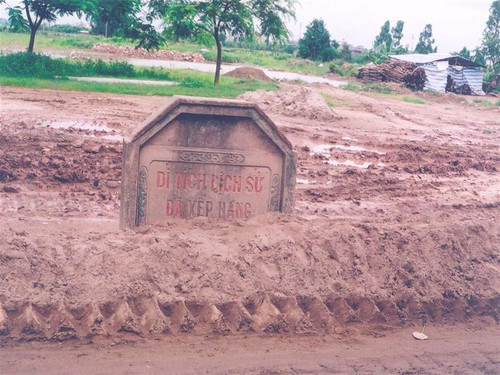 Tấm bia “Di tích lịch sử đã xếp hạng” của đình Lệ Mật đang bị san lấp ảnh: T.L