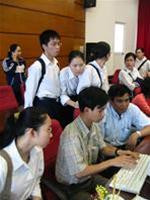 Thạc sĩ Lê Quốc Hạnh trực tiếp trả lời các học sinh