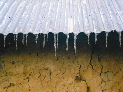 Tuyết đọng thành băng trên mái nhà