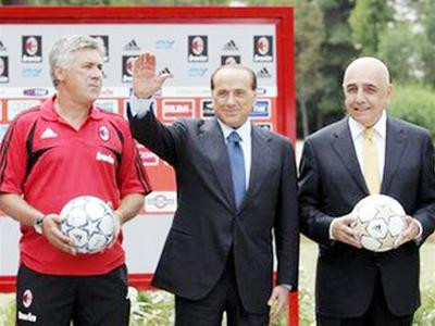 Thủ tướng Italia (giữa) không hài lòng với HLV Ancelotti (trái)