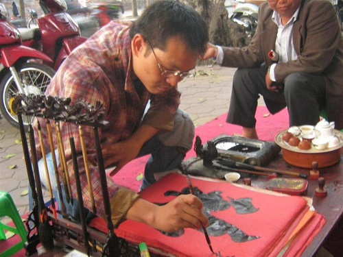 Trung Hiếu viết thư pháp cũng tài hoa không kém khi diễn xuất