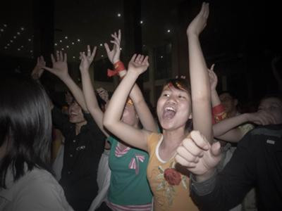 Nhóm sinh viên đến từ ĐH Chu Văn An (Hưng Yên) được ban nhạc tặng vé đã có mặt cổ vũ rất nhiệt tình Ảnh: NMH