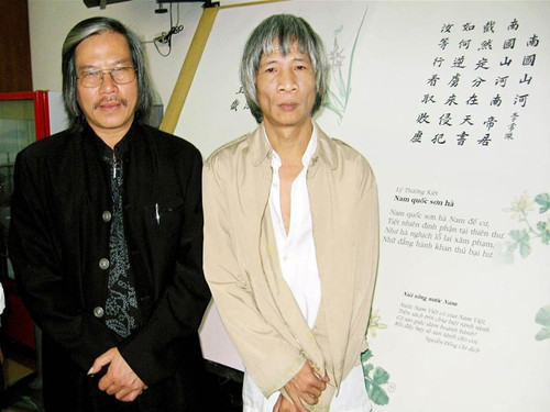 Ông Cao Tự Thanh và tác giả. Phía sau là cuốn “Việt Nam Bách gia Thi độc ấn bản”
