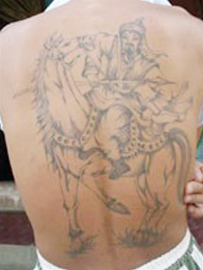 Khắp lưng, vai, tay, chân của cậu bé chi chít những hình xăm "đẳng cấp".