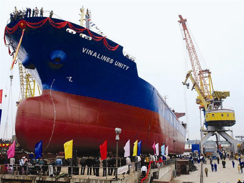 Một trong những con tàu đóng mới của Vinalines