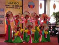 Tiết mục của đoàn Việt Nam tại CH Séc trong khuôn khổ Gặp gỡ Praha 2007. Ảnh:Quê hương Tiết mục của đoàn Việt Nam tại CH Séc trong khuôn khổ Gặp gỡ Praha 2007. Ảnh:Quê hương
