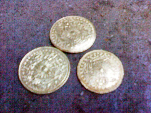 Những đồng tiền vàng người dân xã Sơn Hóa nhặt được