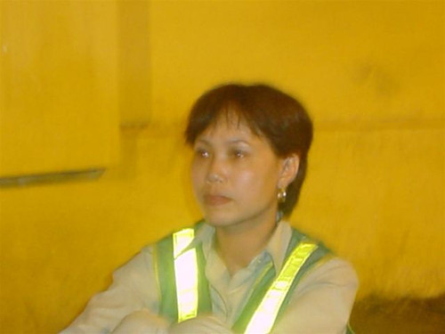 Đón giao thừa ngoài đường phố, chị Thủy lo không biết có chồng con ở nhà sẽ cúng Tết ra sao?