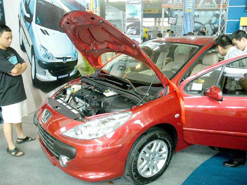 Theo VAMA, nhiều dòng xe nhập khẩu nguyên chiếc trên thị trường đang bị làm giá. Ảnh Hồng Vĩnh Theo VAMA, nhiều dòng xe nhập khẩu nguyên chiếc trên thị trường đang bị làm giá. Ảnh Hồng Vĩnh