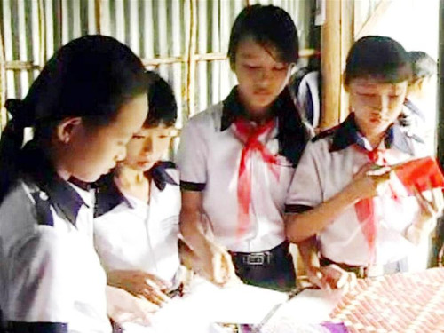 Học sinh trường THCS Nguyễn Trãi giúp bạn học tập trong chương trình homestay. Anhr: PV Học sinh trường THCS Nguyễn Trãi giúp bạn học tập trong chương trình homestay. Anhr: PV