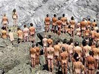 Năm ngoái, hàng trăm người đã khỏa thân trên dòng sông băng Aletsch, Thụy Sỹ, để chụp ảnh nhằm tuyên truyền ý thức bảo vệ môi trường. (BBC)