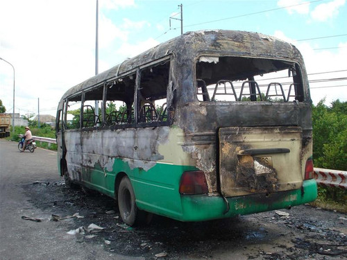 Chiếc xe buýt bị thiêu rụi